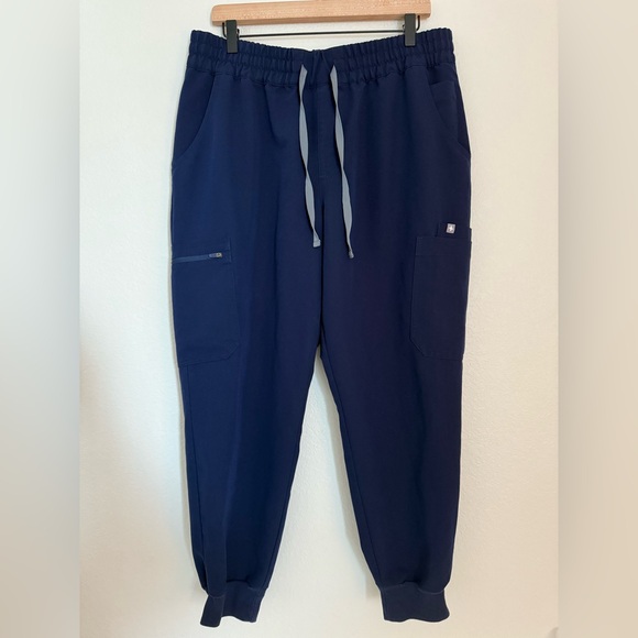 FIGS Set Uman Relaxed Jogger Scrub Pants & Relaxed Catarina One-Pocket Scrub Top - Picture 5 of 16